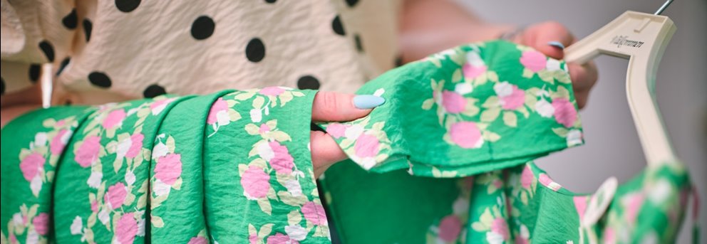Kläder från återvunnen textil och trä från Södras hållbart brukade skogar. Kläder från Lindex baserade på OnceMore.