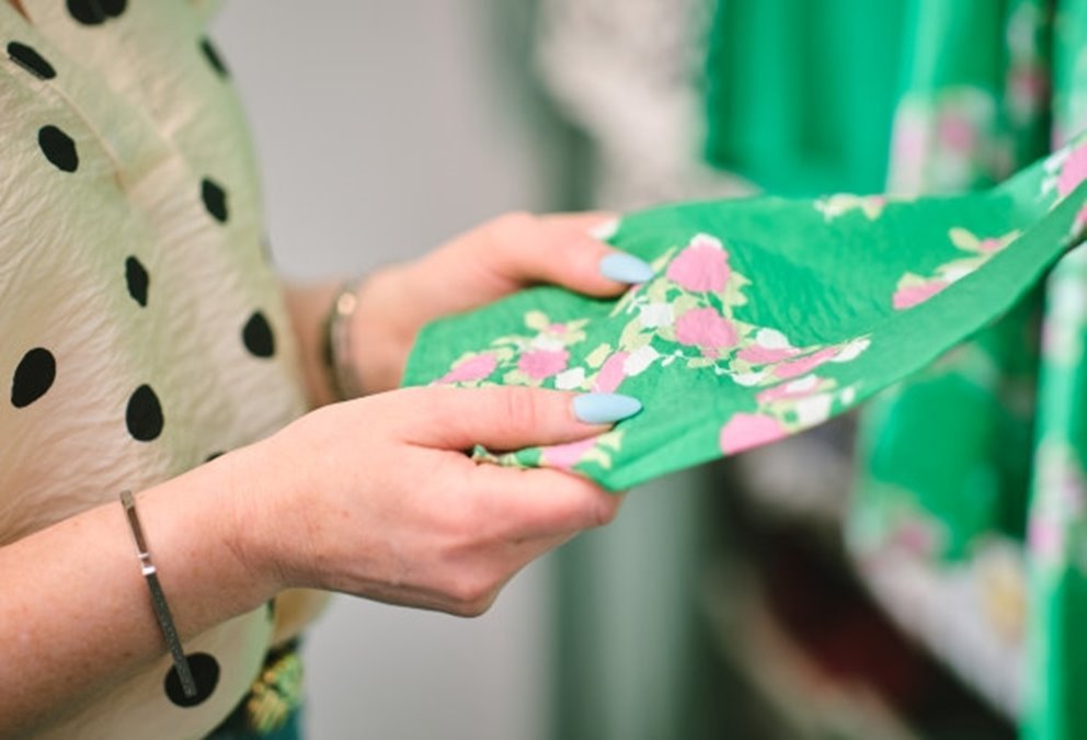 Kläder från återvunnen textil och trä från Södras hållbart brukade skogar. Kläder från Lindex baserade på OnceMore.