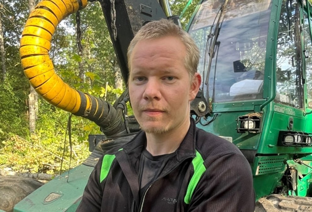 Naturvårdande skötsel. Entreprenören Marcus Gustavsson på MG Skog Jeppahem.
Skogsägaren Harald Säll och skogsinspektorn Johan Svensson träffas ute i en vacker lövskog en hösteftermiddag. De besöker ett av Haralds bestånd där entreprenören Marcus Gustavsson genomför en naturvårdshuggning.