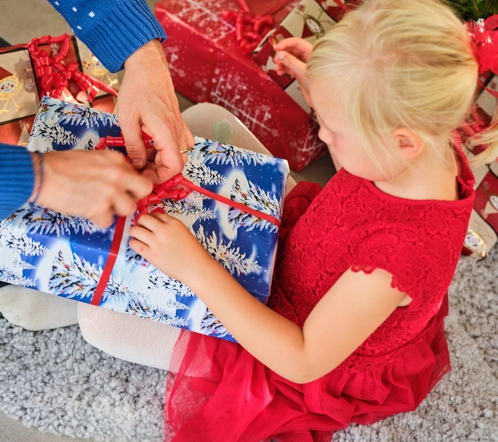 Förberedelser inför julen med gran och julpapper från familjeskogsbruken