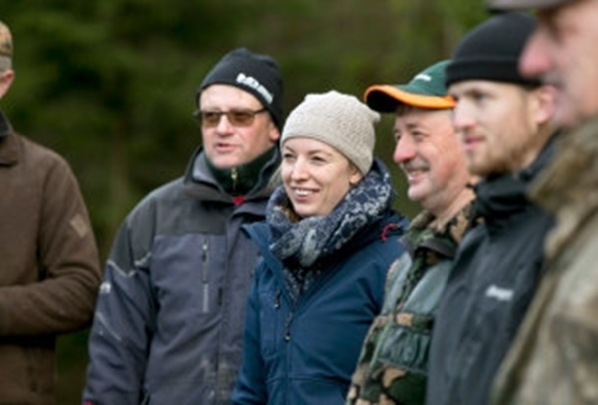 Södraskolan . Grundkurs för skogsägare i skogen utanför Vara. Kursledaren Lars Nilsson i Orangejacka