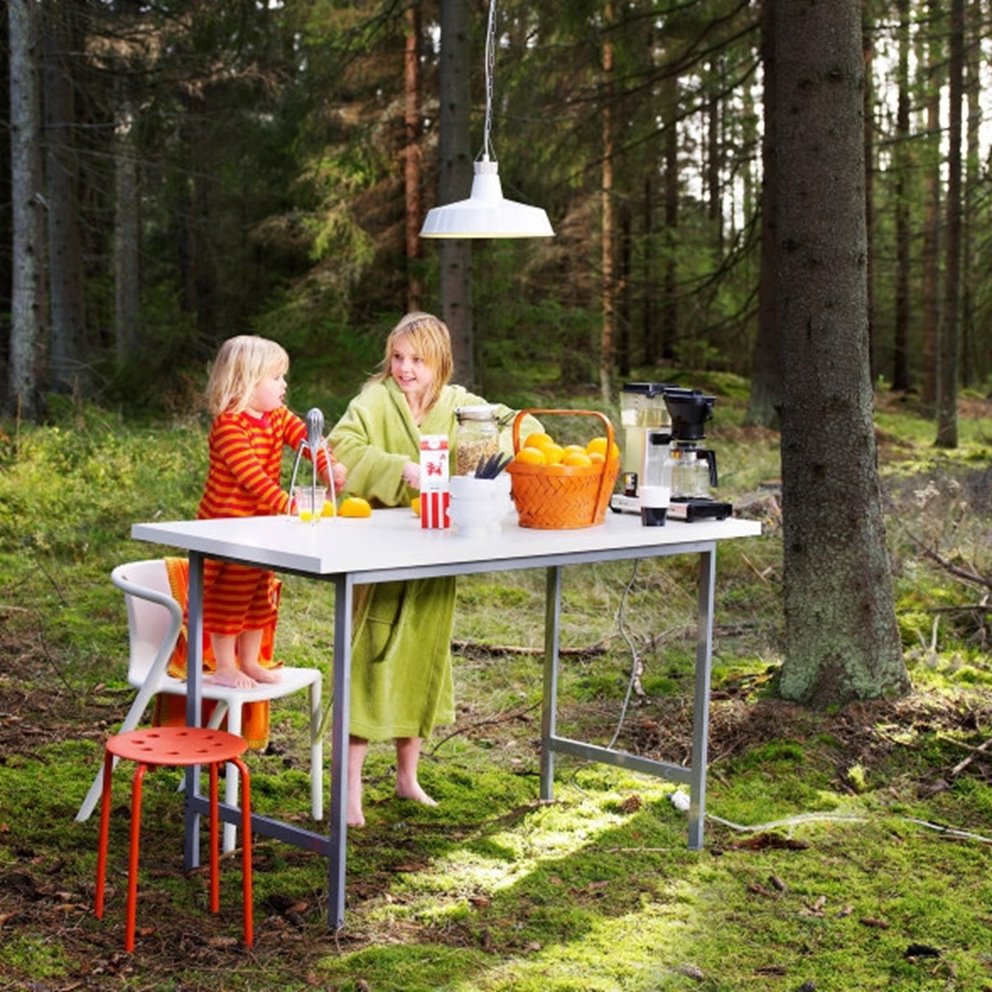 Södra El. Energi. Bild från Södra Els erbjudande till medlemmar och anställda. Frukost i skogen. Frukostbord. Taklampa. Mjölkpaket. Stol. Pall. Barn. Apelsiner. Apelsinpress. Kaffebryggare. Mossa.Trädstam. Korg. Frukostflingor. Morgonrock. Nattlinne.