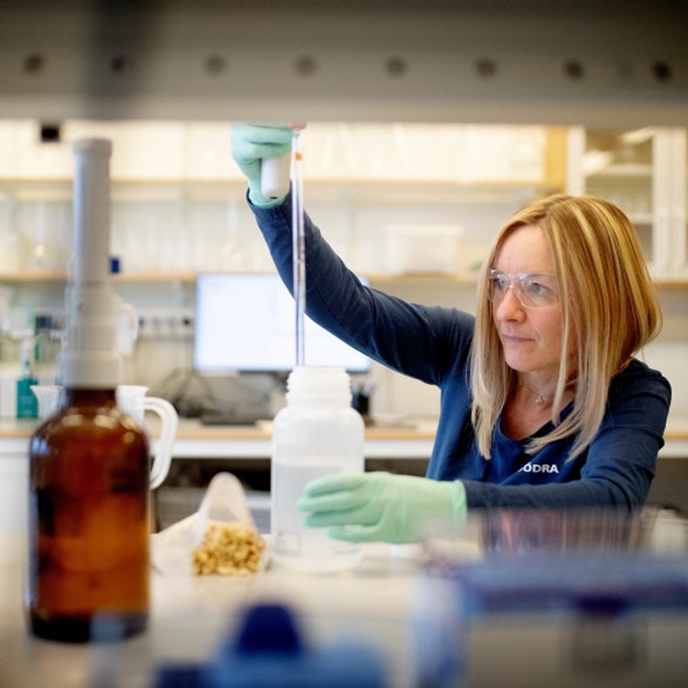 Female employee at Södra working in Södra's innovation lab
