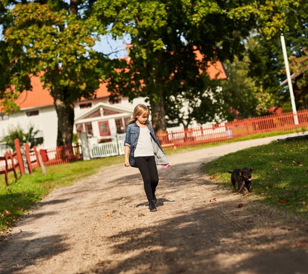 Skogsinspektor medlem 2020. 
Ava Houlihan-Burne (statist).