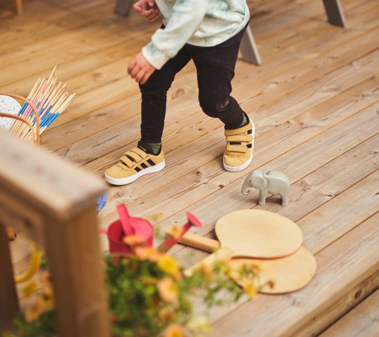 Fotografering av Wood slutprodukter vid sjön Målen sommar 2023, alla medverkande är modeller.