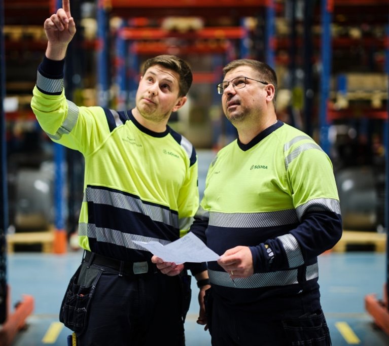 Medarbetare på förrådet Södra Cell Mörrum. Tobias Magnusson, Anders Erlandsson.