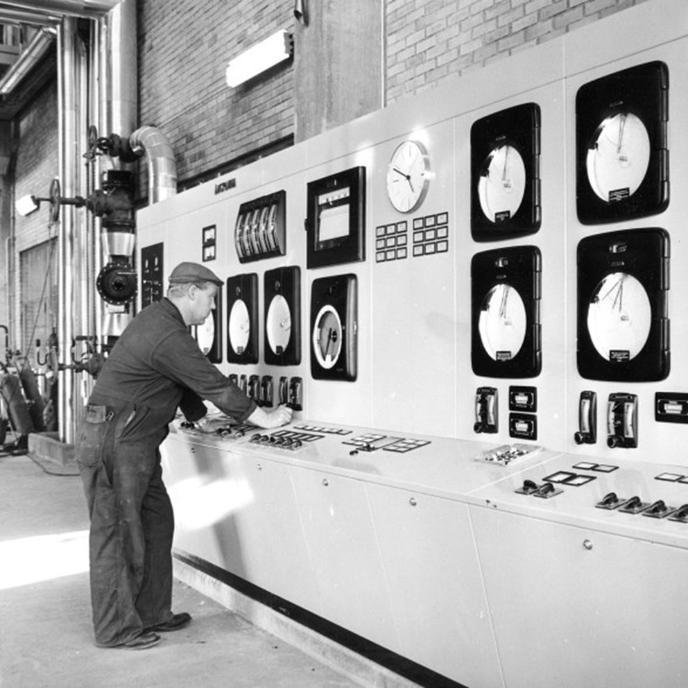 Södra industri Arbetare vid operatörspanel