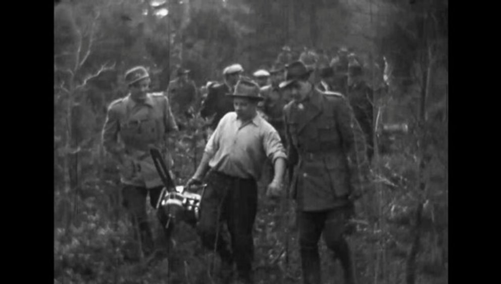 Hos Södras medlemmar har intresset för inovationer alltid varit högt. Här genomförs en visning av den första motorsågen för enmansbruk.