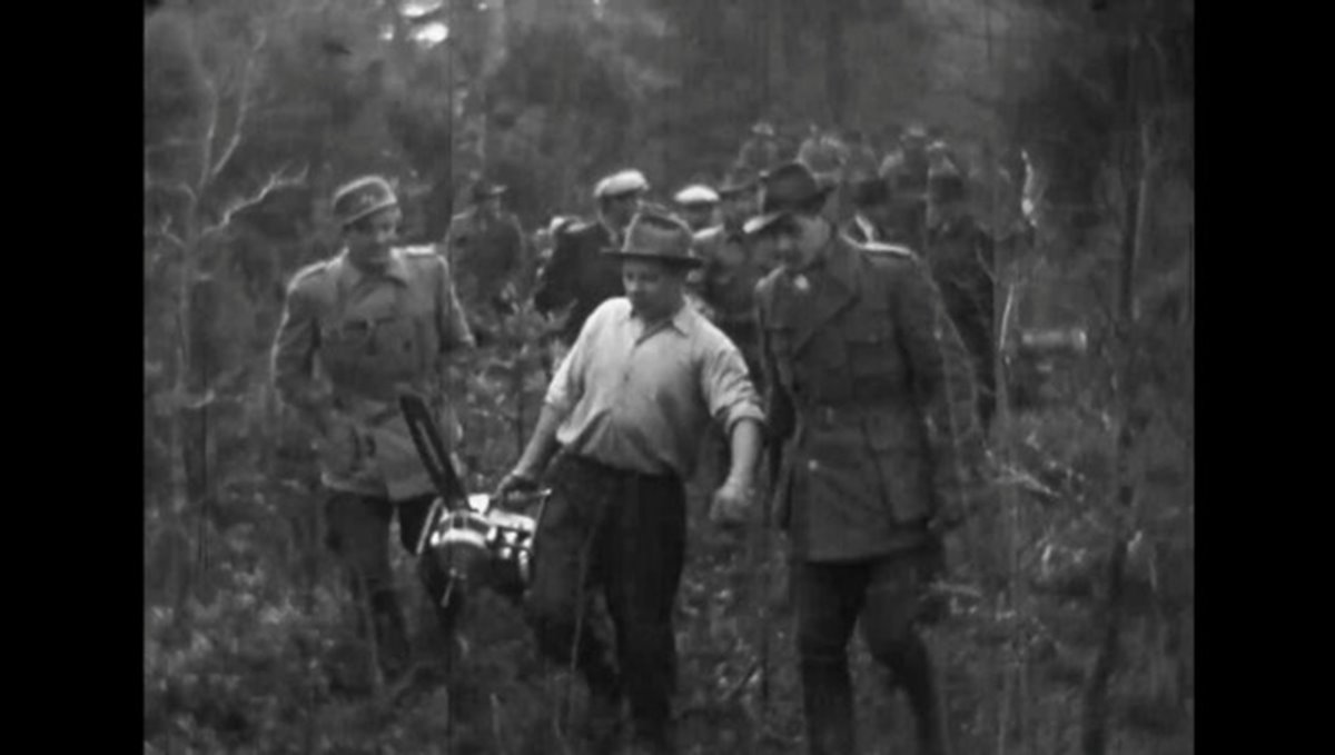 Hos Södras medlemmar har intresset för inovationer alltid varit högt. Här genomförs en visning av den första motorsågen för enmansbruk.