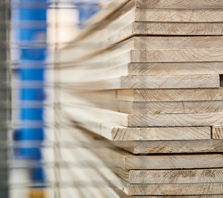 Sågade trävaror visat från ändträt