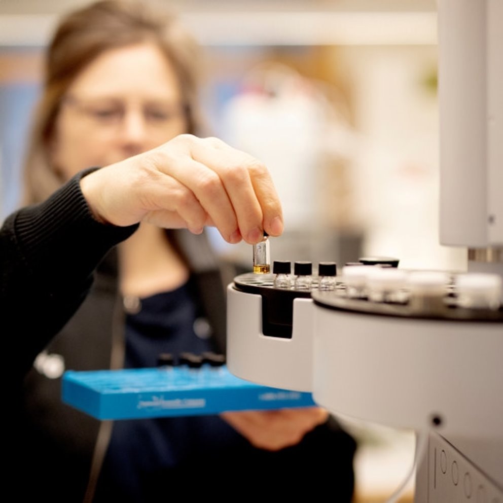 Linda Svedberg på laboratoriet Innovation & Nya affärer Värö