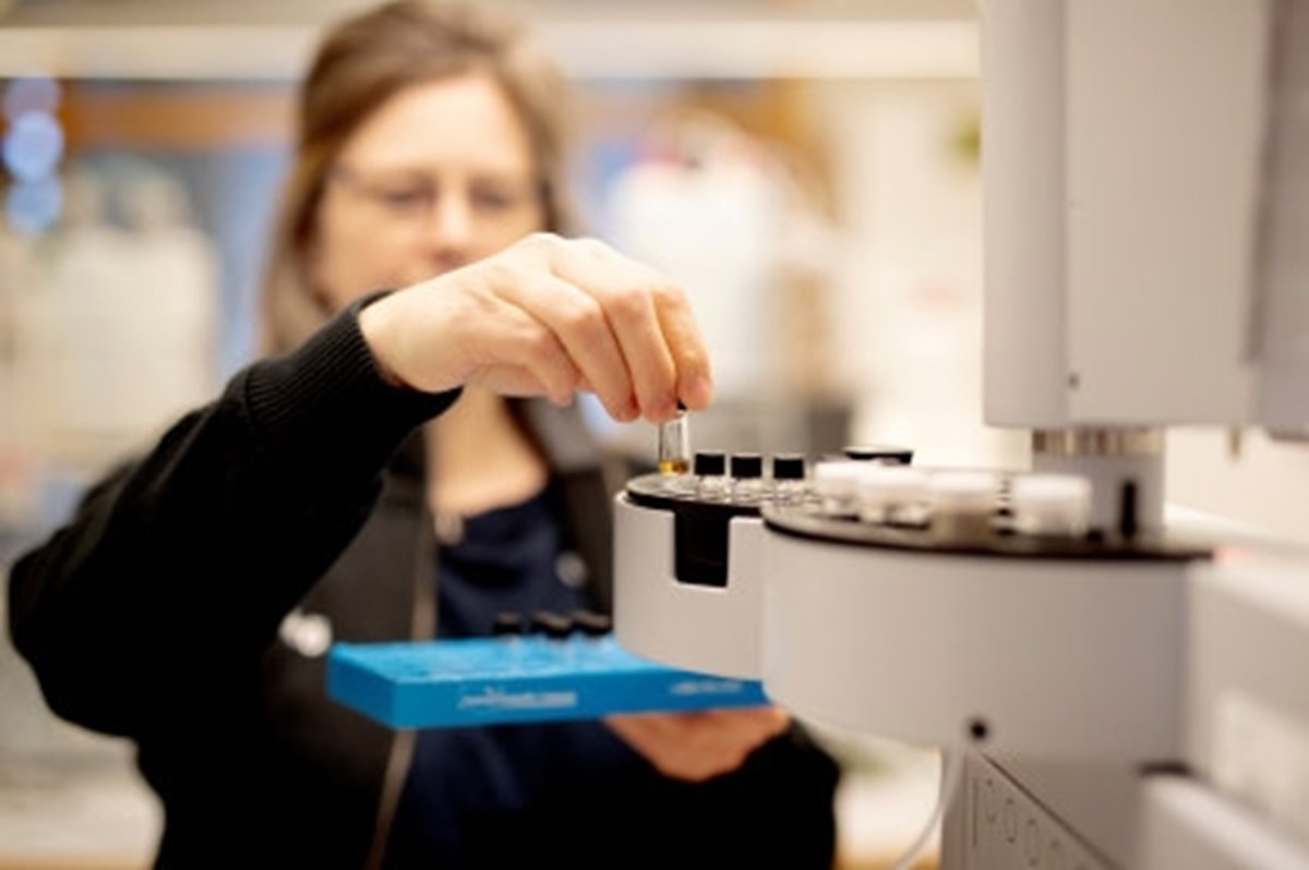 Linda Svedberg på laboratoriet Innovation & Nya affärer Värö