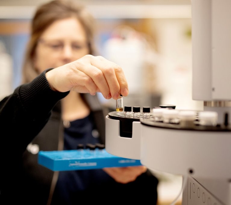 Linda Svedberg på laboratoriet Innovation & Nya affärer Värö