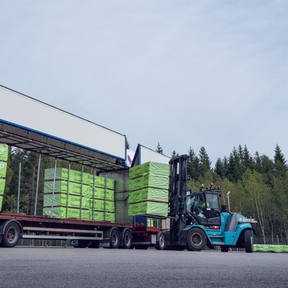 Södra Wood Långasjö Truck lastar virkespaket på trailer för inrikestransport