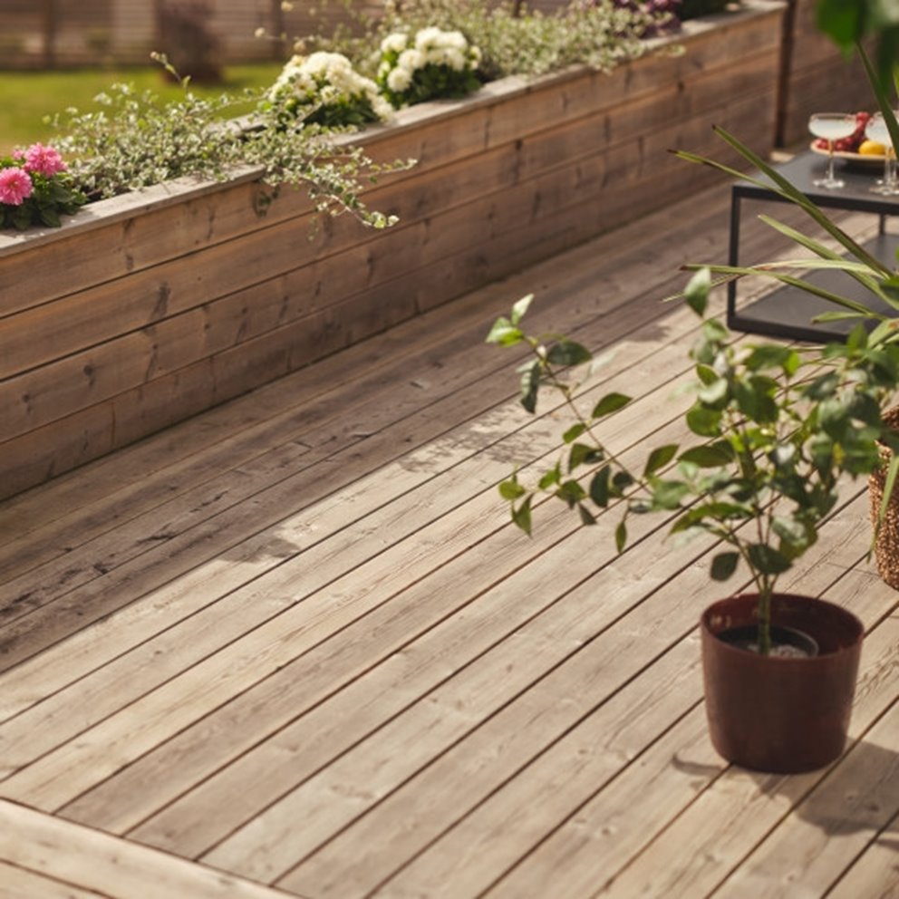 Fotografering av Wood slutprodukter vid sjön Målen sommar 2023, alla medverkande är modeller.
Produkter Trall NTR AB 28x120