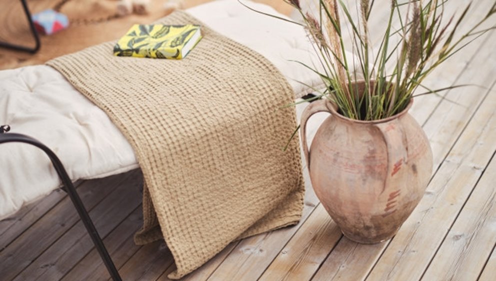 Fotografering av Wood slutprodukter vid sjön Målen sommar 2023, alla medverkande är modeller.
Produkter Trall NTR AB 28x120