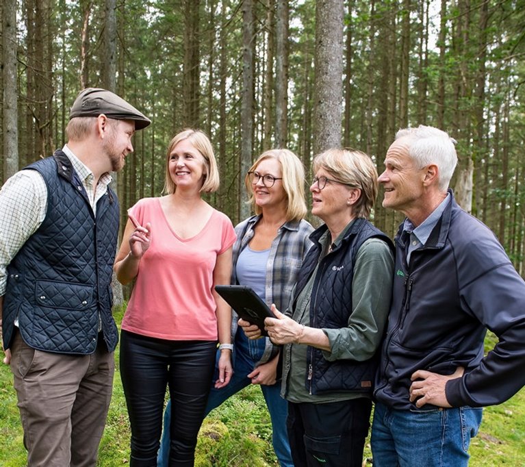 Tryggt med helhetsrådgivning för nya generationen i Råryd.
Syskonen Olof Bachman, Maria Balint och Karin Sagnia har under det senaste året tagit sina första steg som helt nya skogsägare och fått
lära sig mycket om både skogen och ekonomin. De har tagit över fastigheten Råryd av föräldrarna Monica och Karl-Olof Persson och
är nu tolfte generationen som brukar gården.