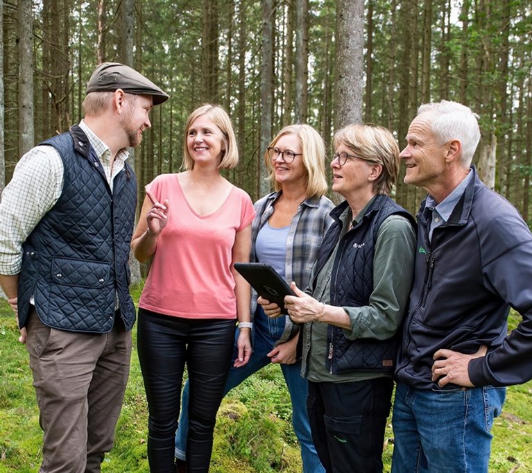 Tryggt med helhetsrådgivning för nya generationen i Råryd.
Syskonen Olof Bachman, Maria Balint och Karin Sagnia har under det senaste året tagit sina första steg som helt nya skogsägare och fått
lära sig mycket om både skogen och ekonomin. De har tagit över fastigheten Råryd av föräldrarna Monica och Karl-Olof Persson och
är nu tolfte generationen som brukar gården.
