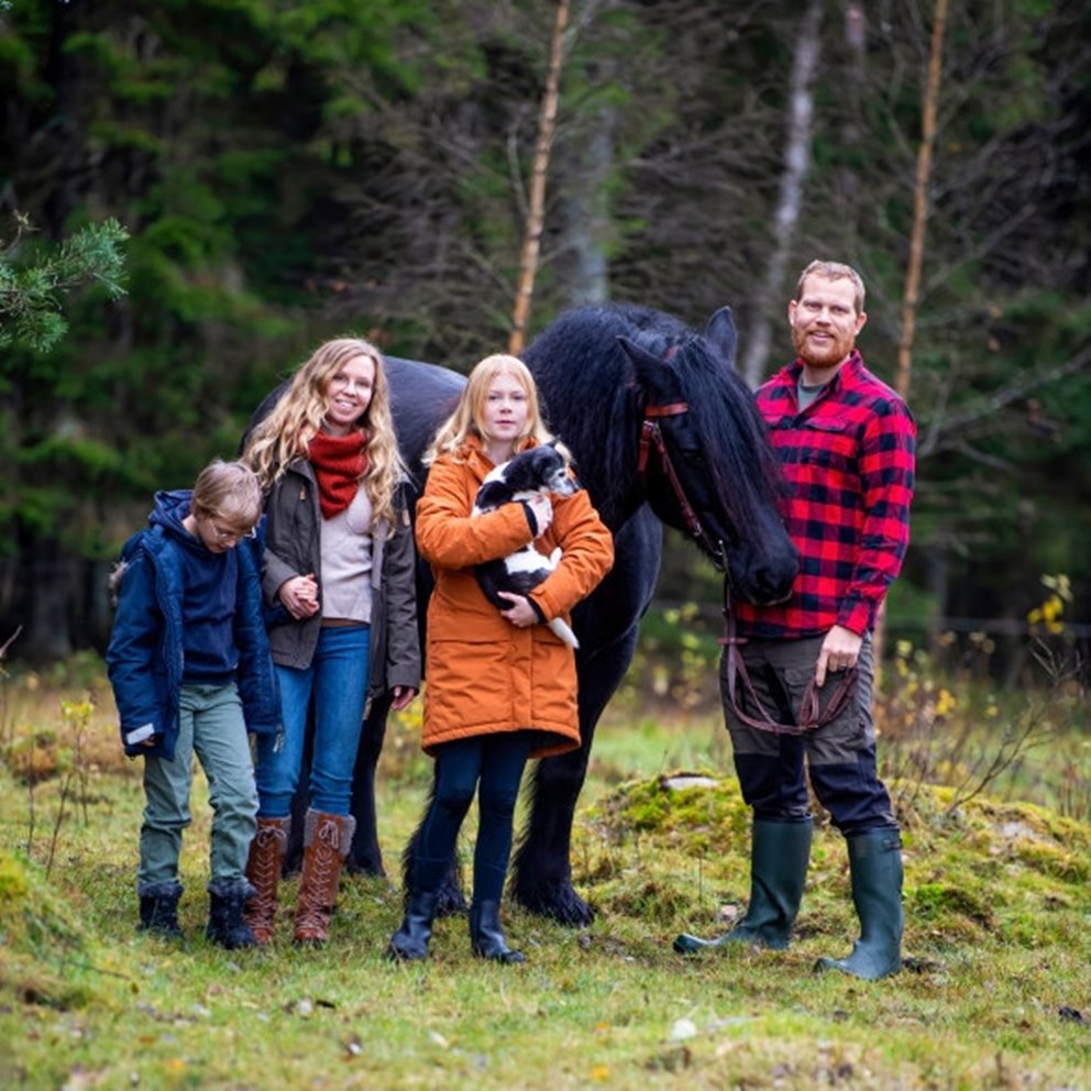 Södramedlemmarna Maria och John-Peter Lindberg i Blädingeås äger skog av flera anledningar. För John-Peter är det skogsskötseln som är mest intressant, medan Maria använder skogsmiljön i sitt arbete som fotograf.