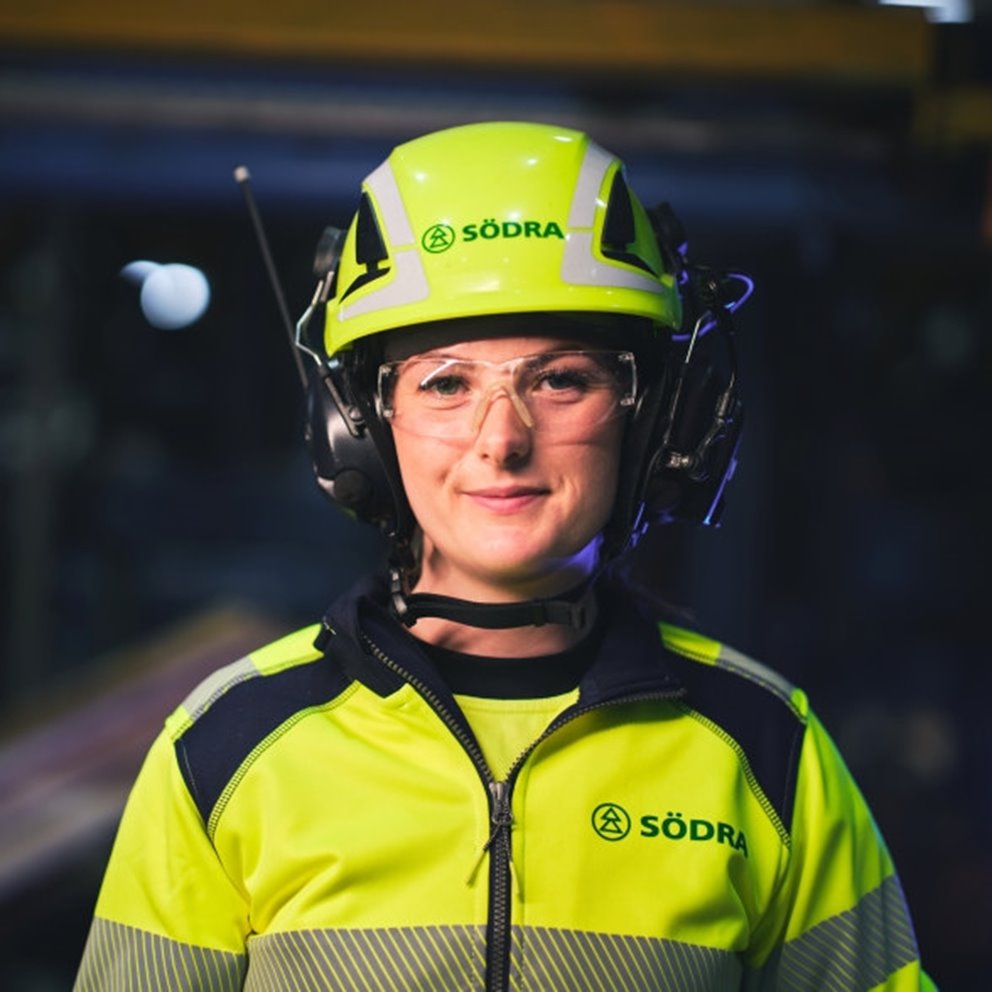 Female employee at Södras site with safety clothes
