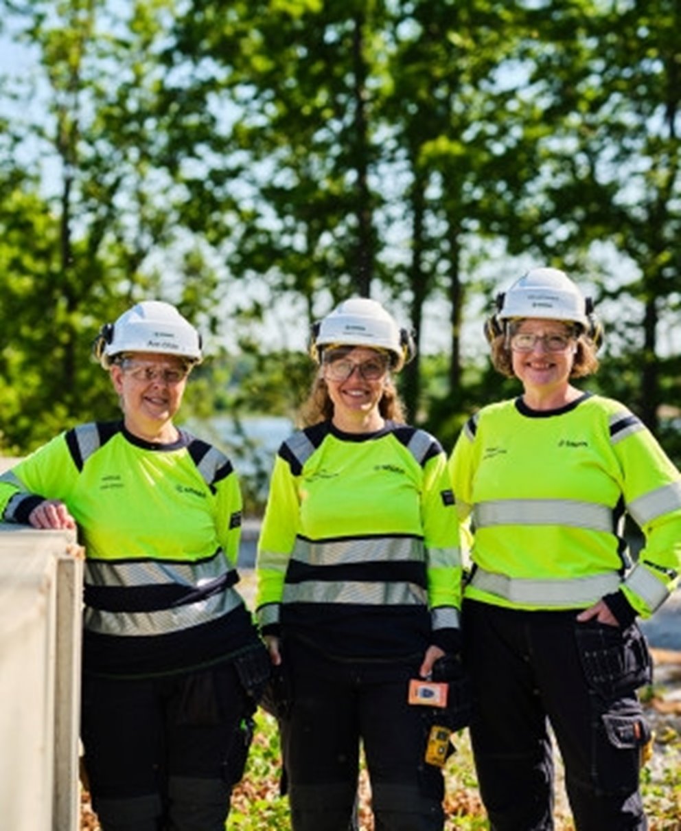 Medarbetare vid externreningen Södra Cell Mörrum.  Ann Öhlin, Daniella Johansson, Anna Antonsson.