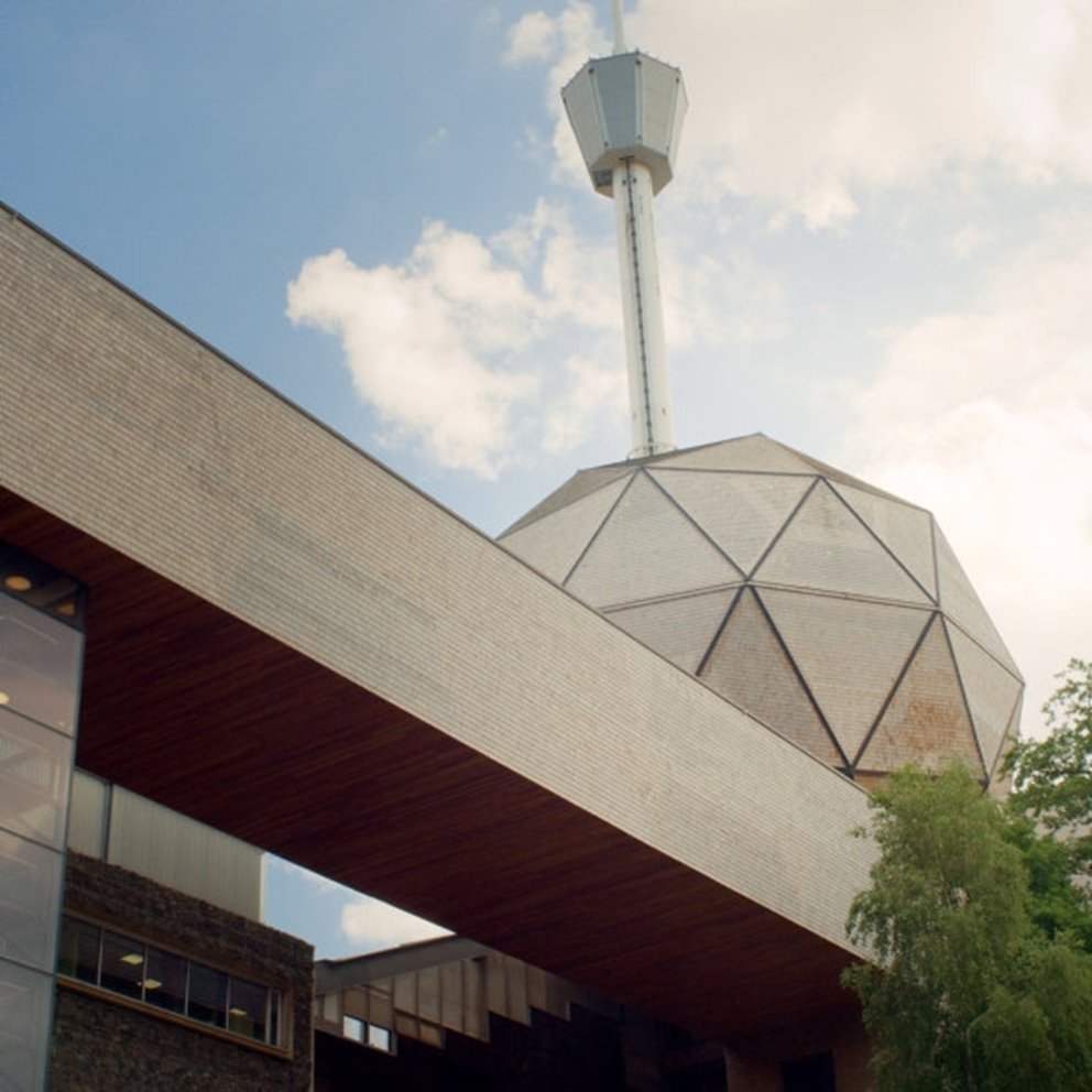 Stillbilder från film "Det hållbara samhället". Bilder tagna från filmning vid Universeum där vi levererat KL-trä för stomme och cederspån för fasad samt Frontwood för interiör