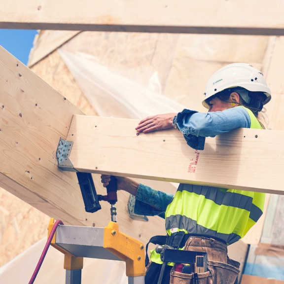 Women build in constructiontimber