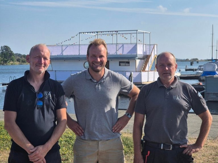 Projektledare SBS Daniel Arvidsson med Tord Andersson, husbåten Märta