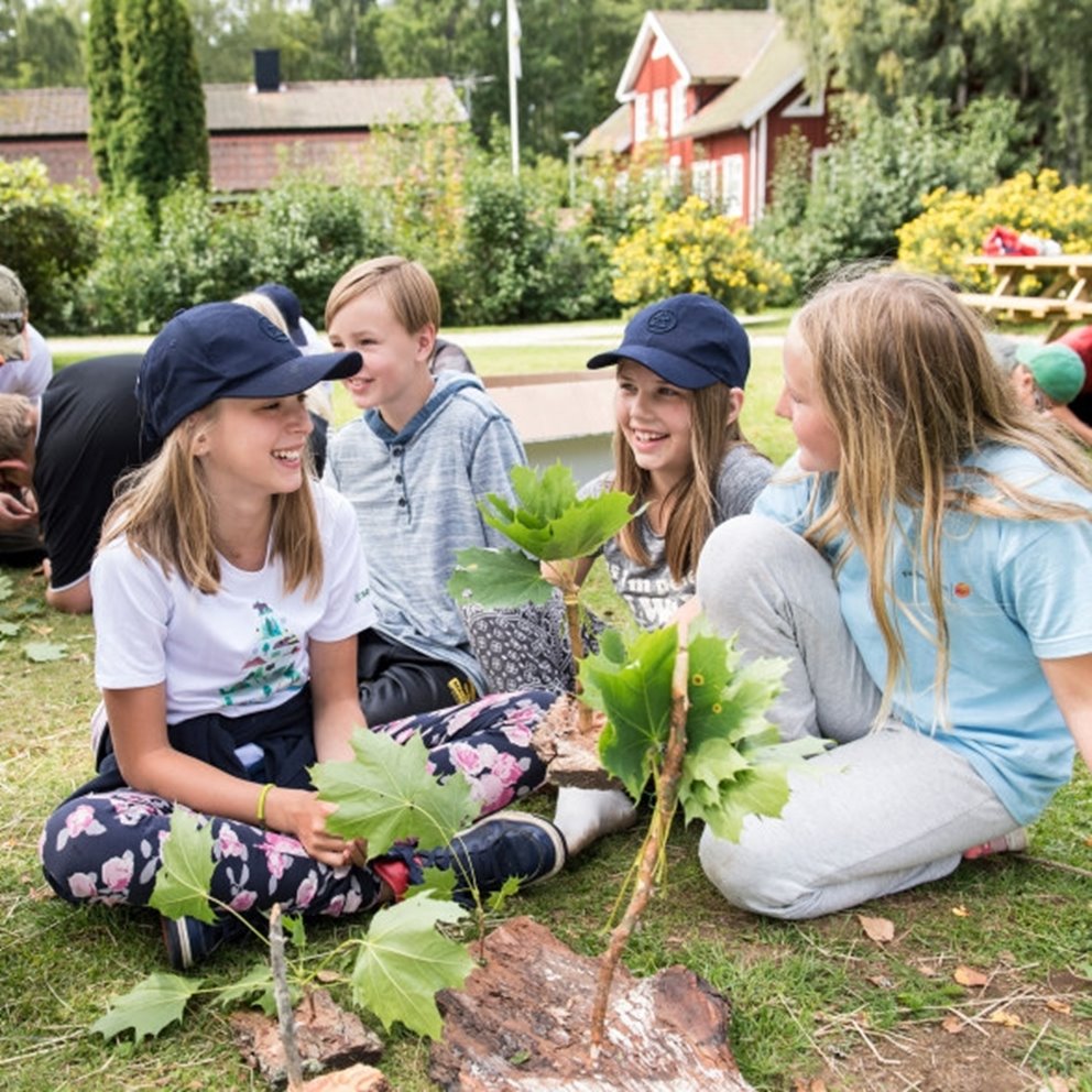 Barn från Södrakollo som sitter och pratar