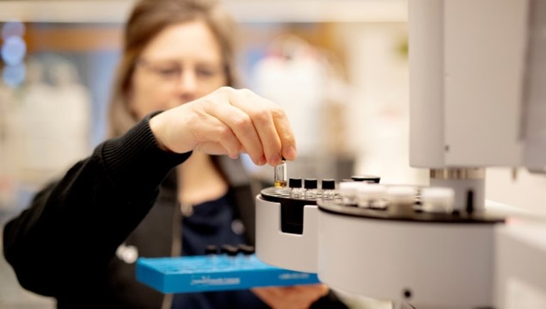 Kvinna arbetar i labb