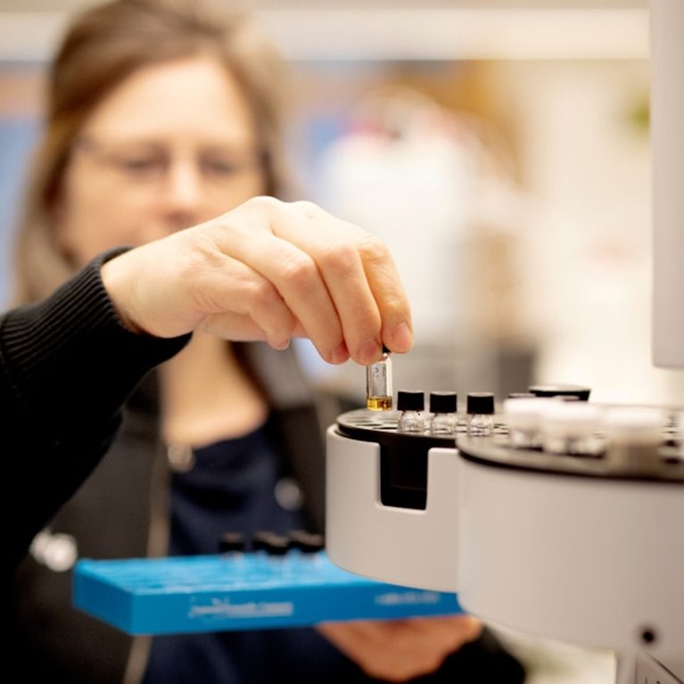 Linda Svedberg på laboratoriet Innovation & Nya affärer Värö