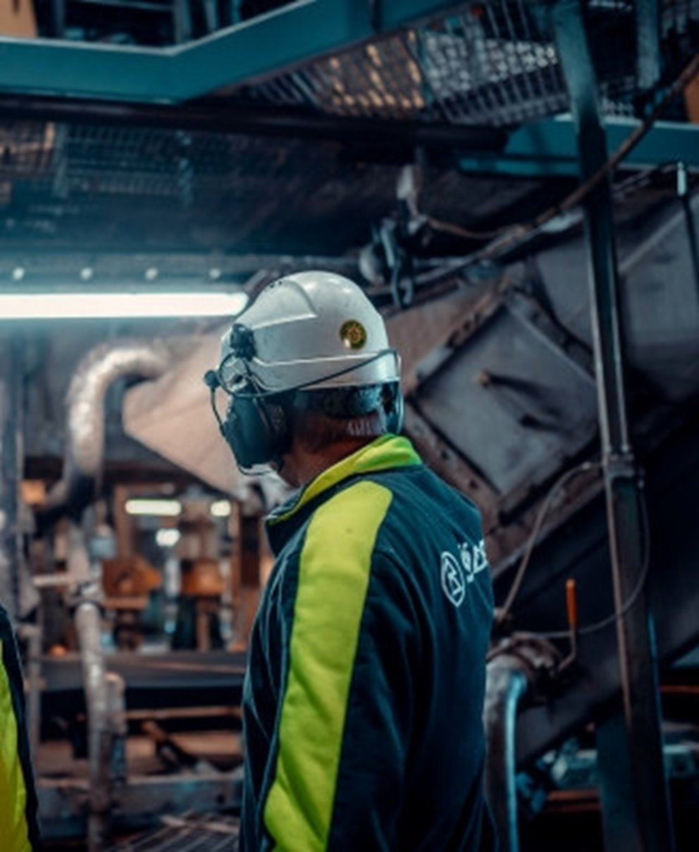 Södra medarbetare i skyddsutrustning på en av Södras anläggningar