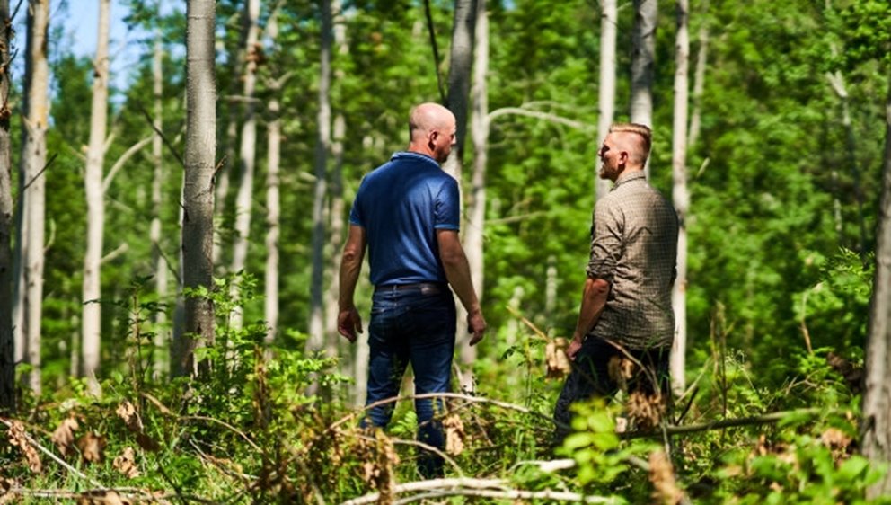 Skogsinspektor medlem 2020.
Från vänster Martin Hultman, skogsinspektor Johan Wredenberg (statist).