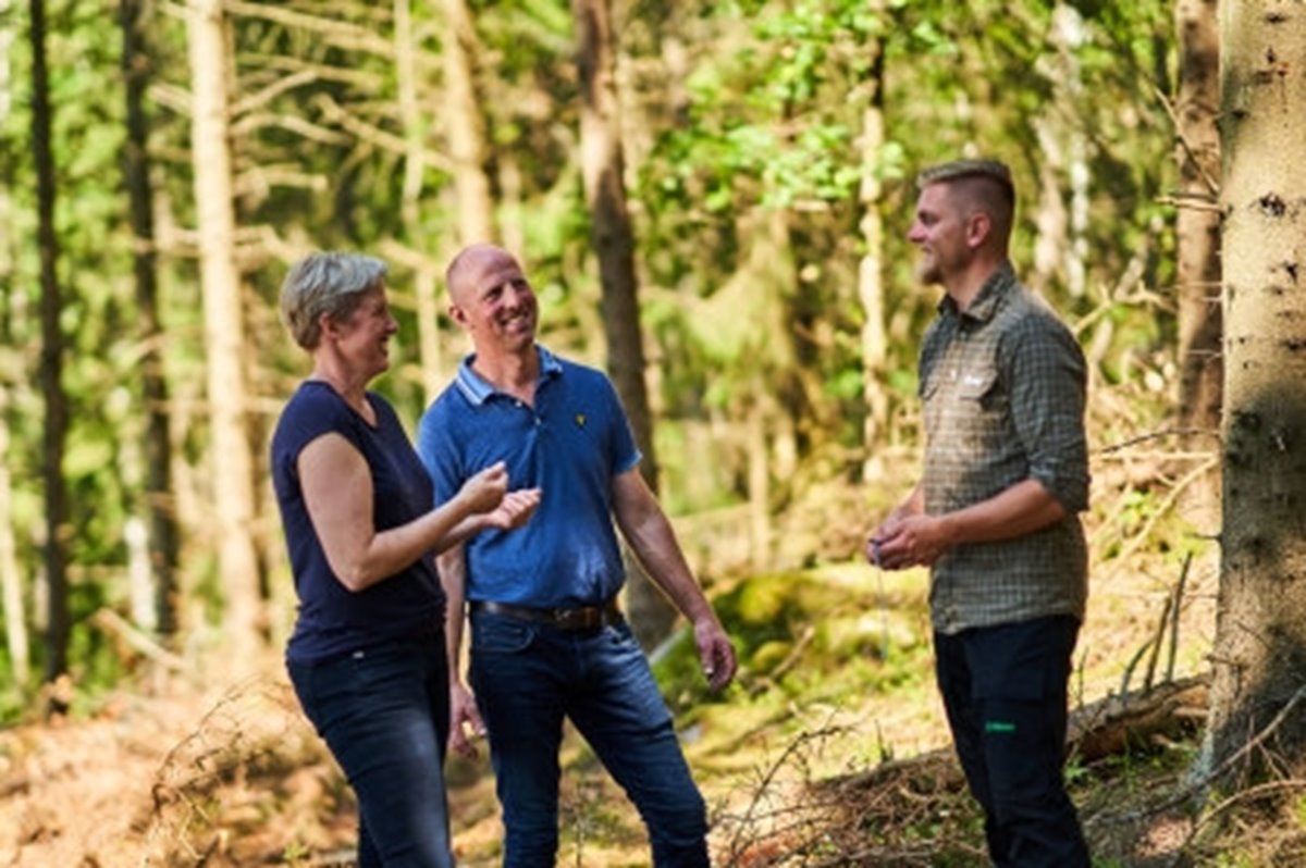 Skogsinspektor medlem 2020. Från vänster Emma Hultman, Martin Hultman, skogsinpektor Johan Wredenberg (statist).