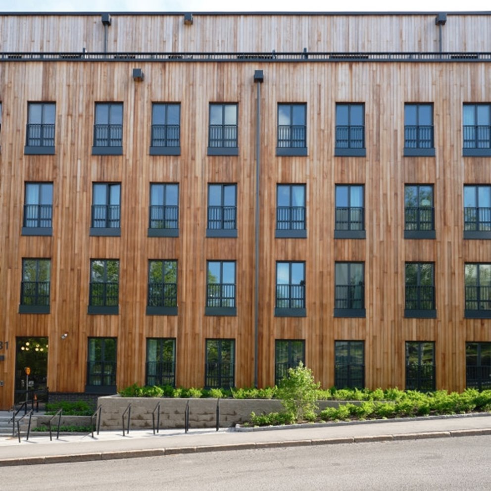 Florahuset är beklätt med fasad av Projects. Ceder brandimpregnerad