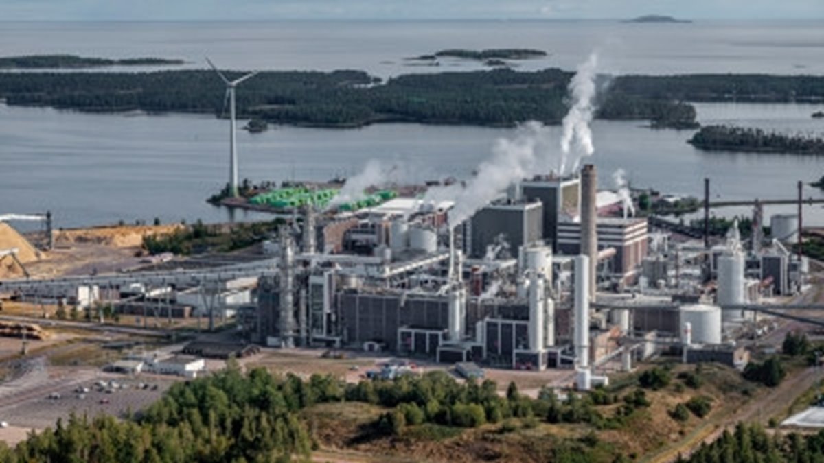 Flygfoto av massabruket i Mönsterås