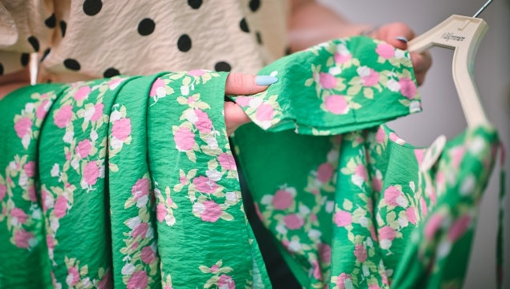 Kläder från återvunnen textil och trä från Södras hållbart brukade skogar. Kläder från Lindex baserade på OnceMore.