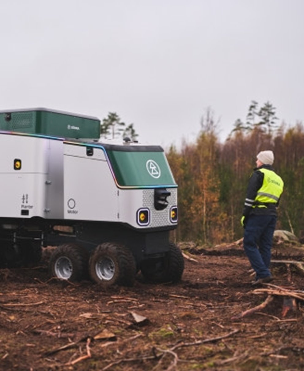 Södra medarbetare stående framförs autonoma maskinen BraSatt