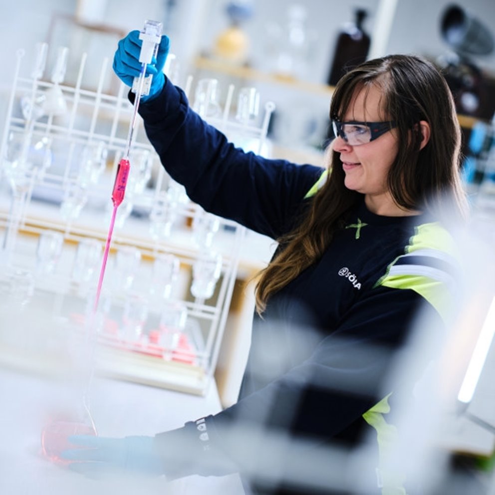 Kvinnlig medarbetare på Södra arbetande på Södras innovationslabb