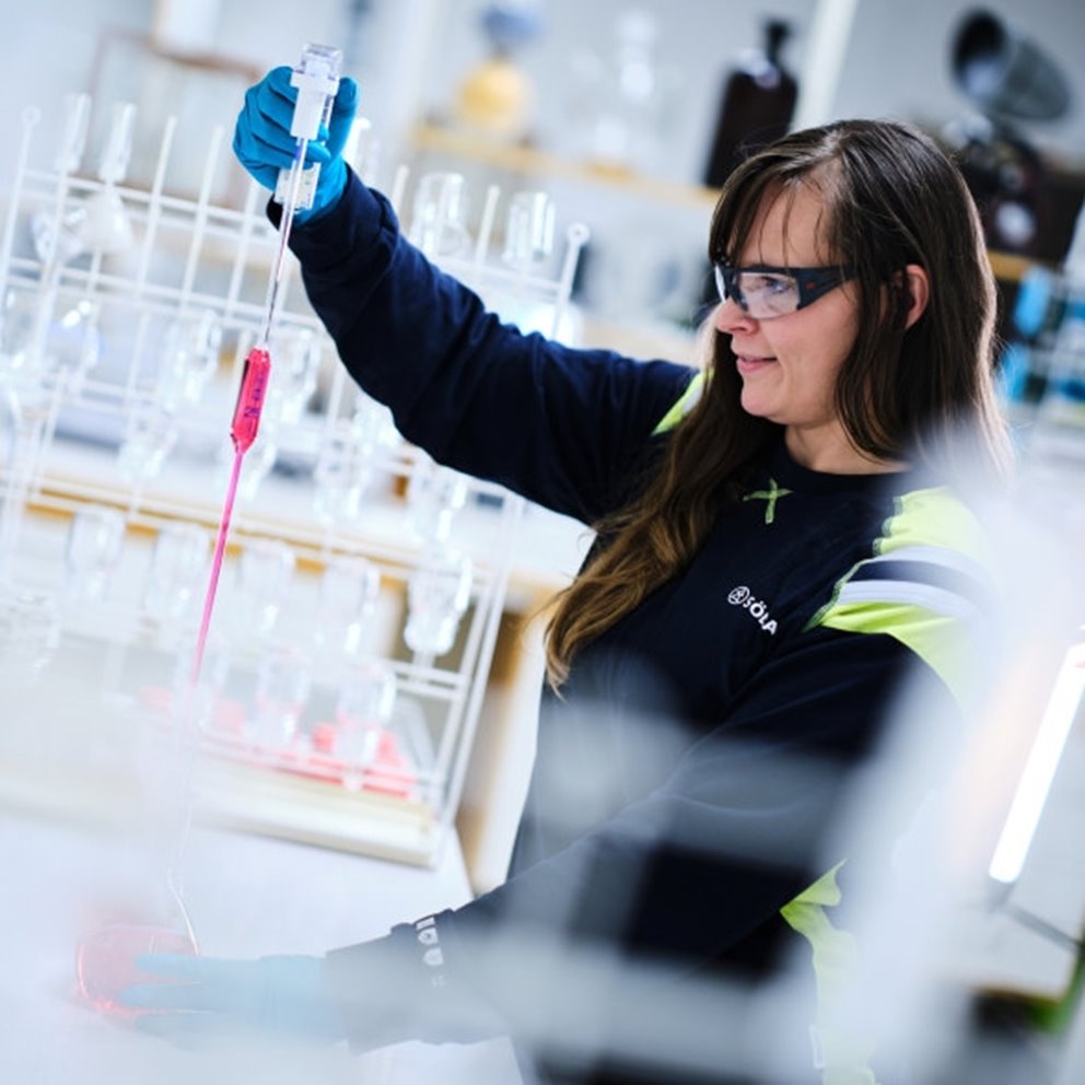 Female employee at Södra working at Södra's innovation lab