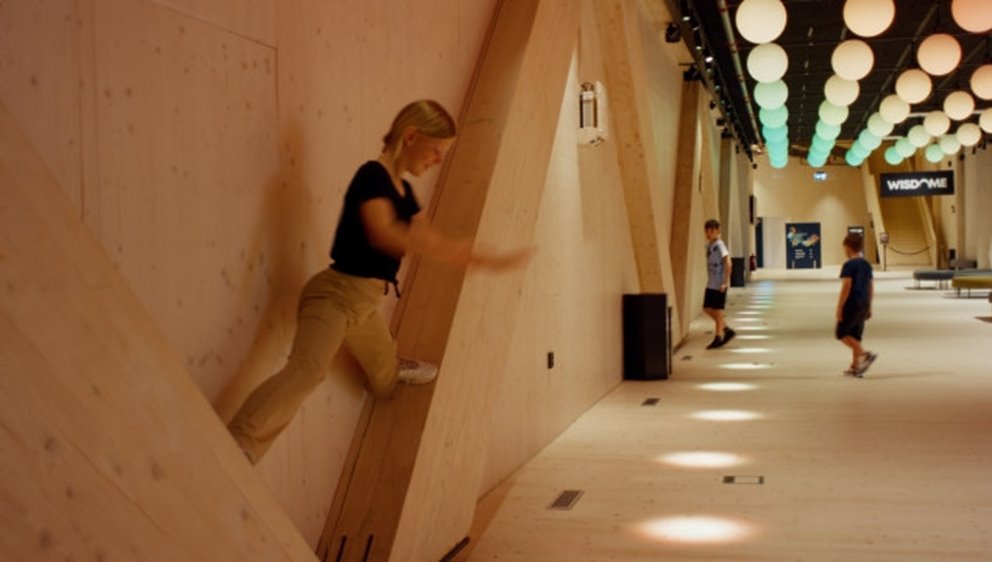 Stillbilder från film "Det hållbara samhället". Bilder tagna från filmning vid Universeum där vi levererat KL-trä för stomme och cederspån för fasad samt Frontwood för interiör