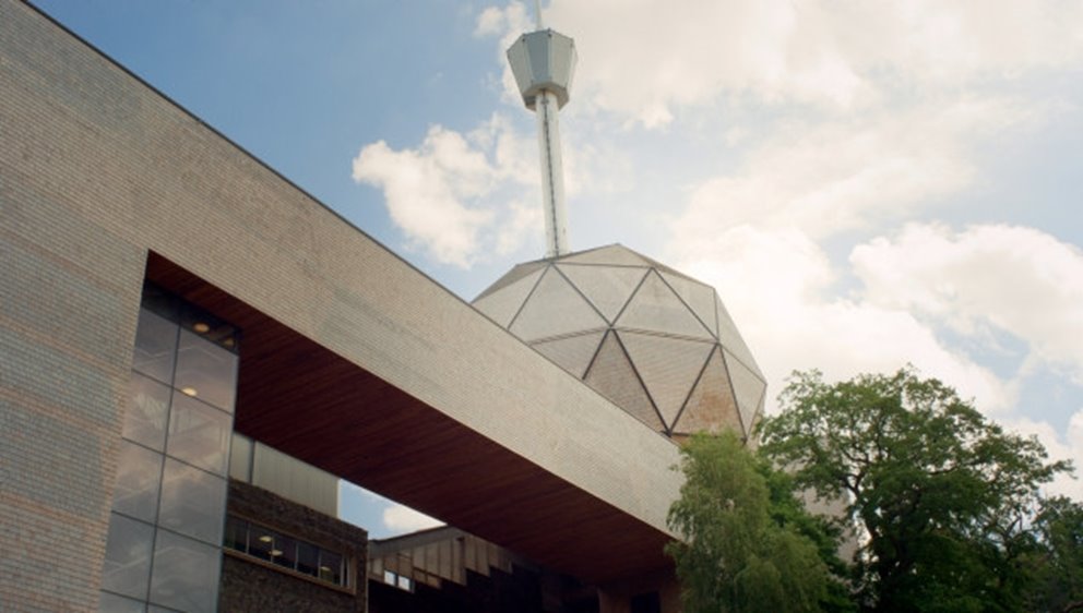 Stillbilder från film "Det hållbara samhället". Bilder tagna från filmning vid Universeum där vi levererat KL-trä för stomme och cederspån för fasad samt Frontwood för interiör