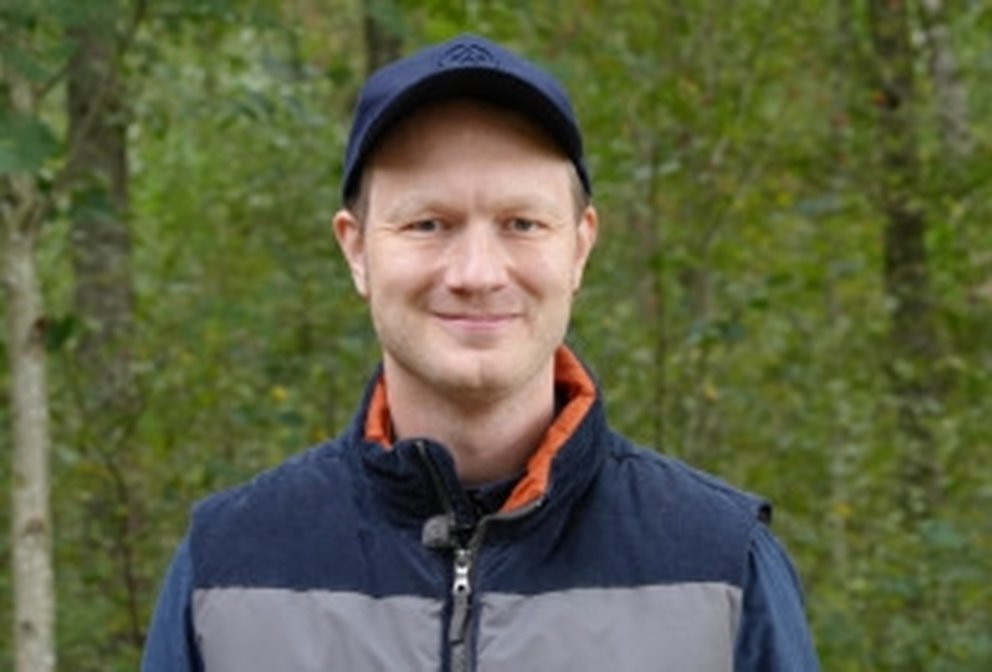 Erik Carlsson, medlem. Fotograferad för SoMe inlägg vid inspelning av film om säkerhet i skogen.