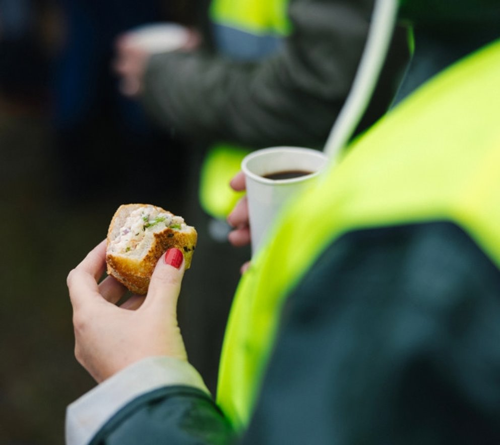 Fikar på kaffe och fralla i skogen