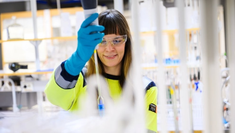 Södra medarbetare arbetar på labb