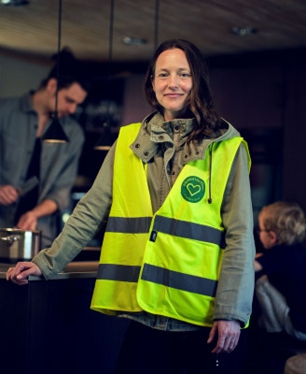 Foto från filmen Tillsammans för en säker arbetsdag. Filmen innehåller modeller plus en medarbetare.