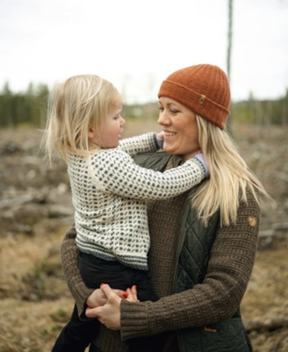 mamma och barn i skogsmiljö