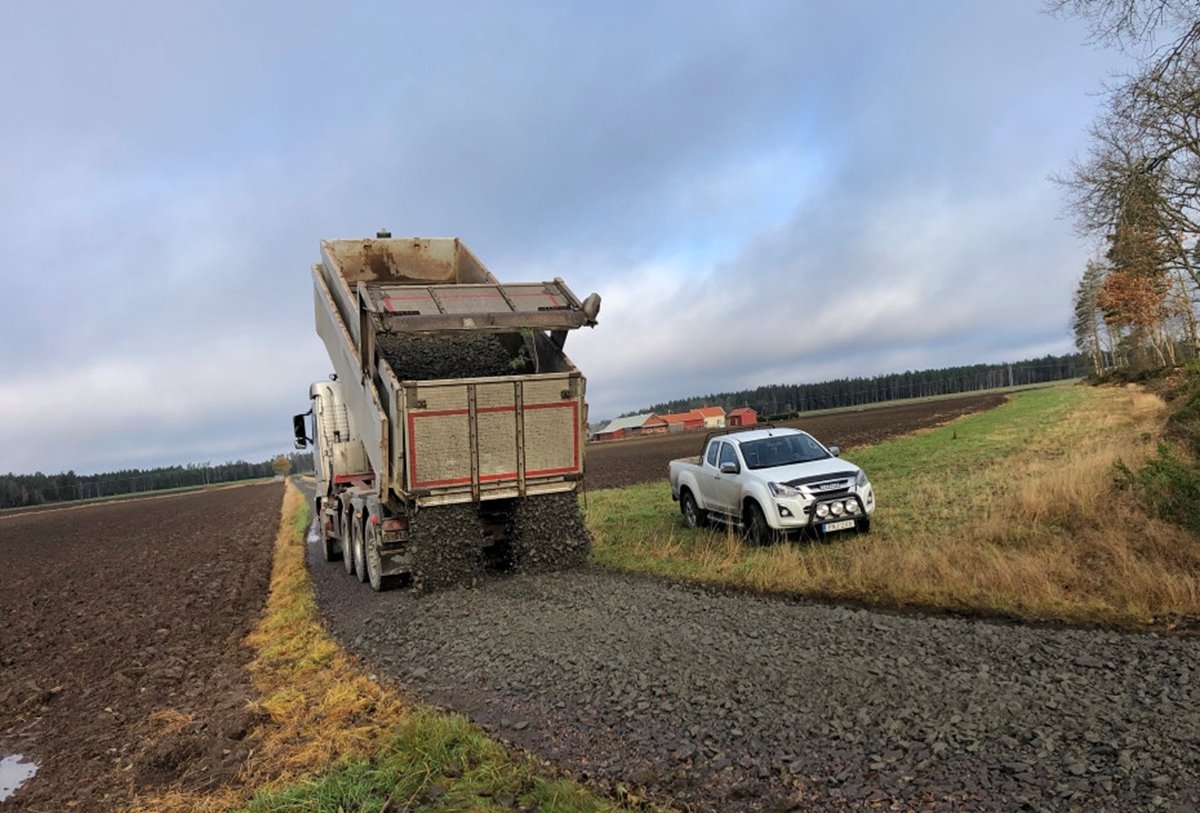 Skogsbilväg, vägunderhåll, spårgrusning, grusbil