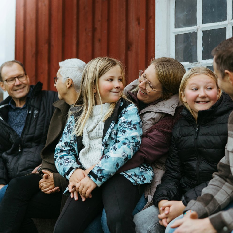 Generationsskifte på Genestorp, Södergård i Värends Nöbbele. Arne och Annika Pettersson, Viola, Frida, Livia och Johan Svensson