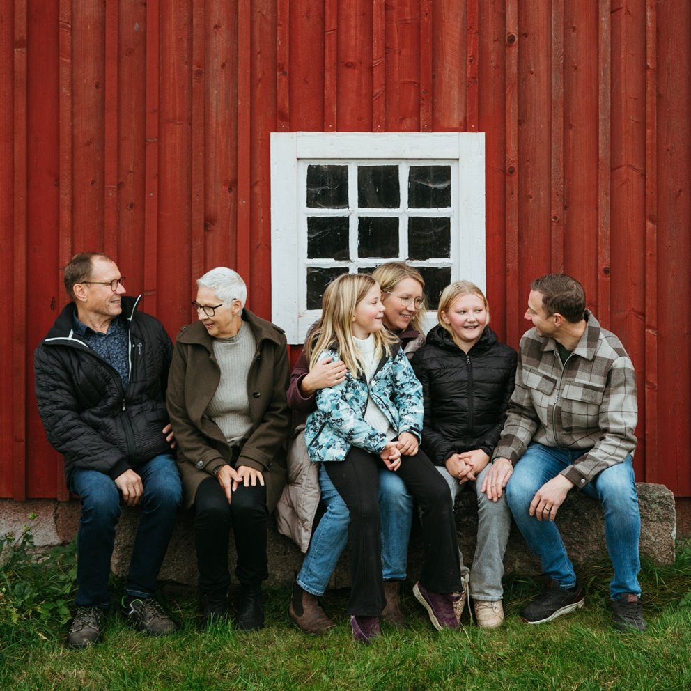 Familjeskogsbrukare mot rött hus
